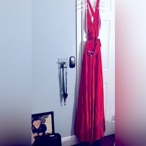 Vibrant coral color than an orange, was worn for prom!
Silver snake detail w/💎